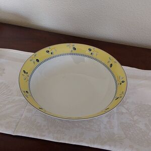 Royal Doulton Blueberry Yellow and‎ White Large  Serving Bowl